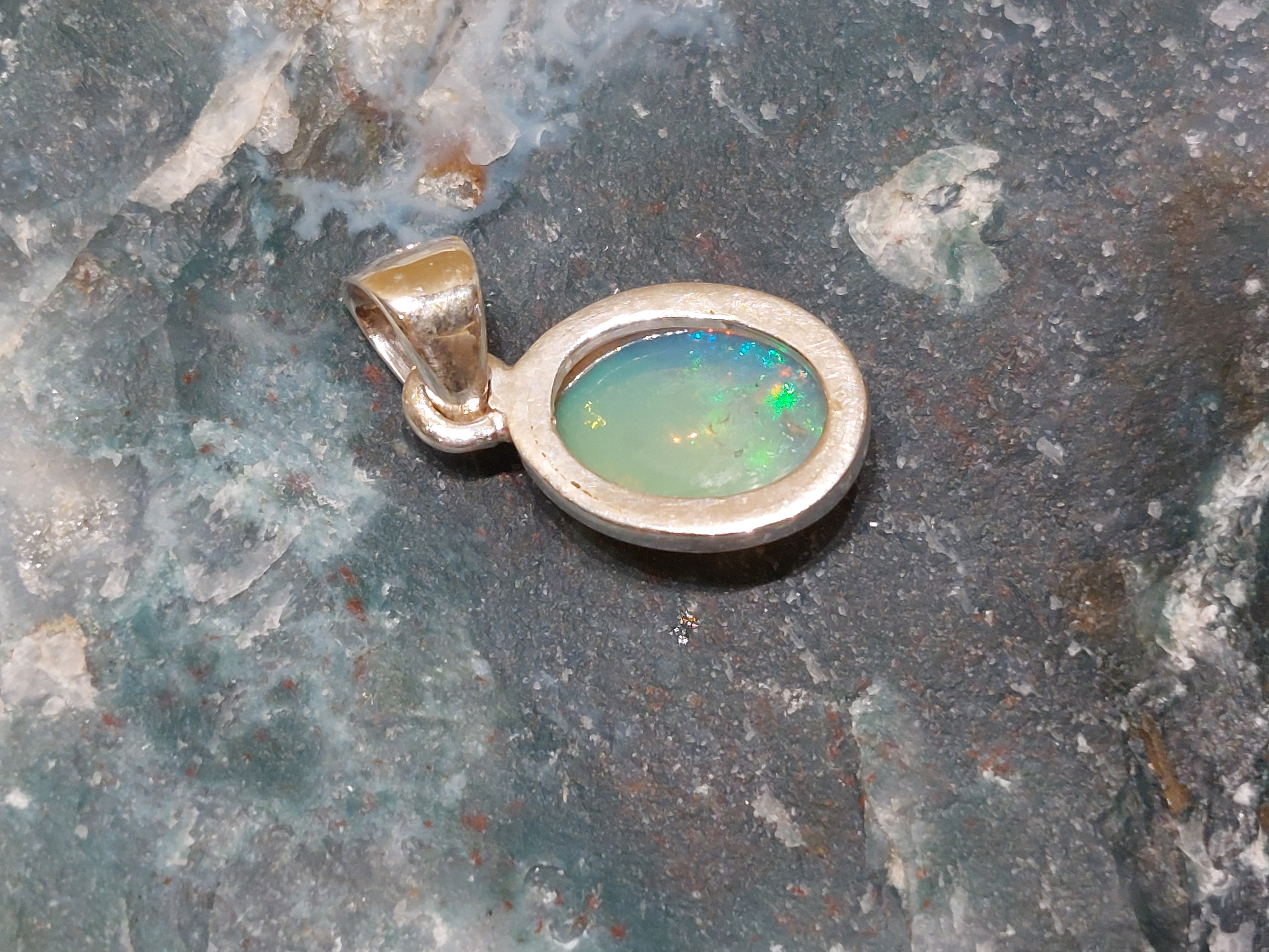 Ethiopisch of welo opaal hanger in zilver