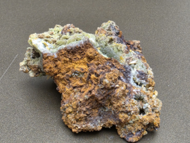 Wulfeniet met groene mimetiet cluster