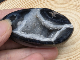 Zwarte agaat ei met geode