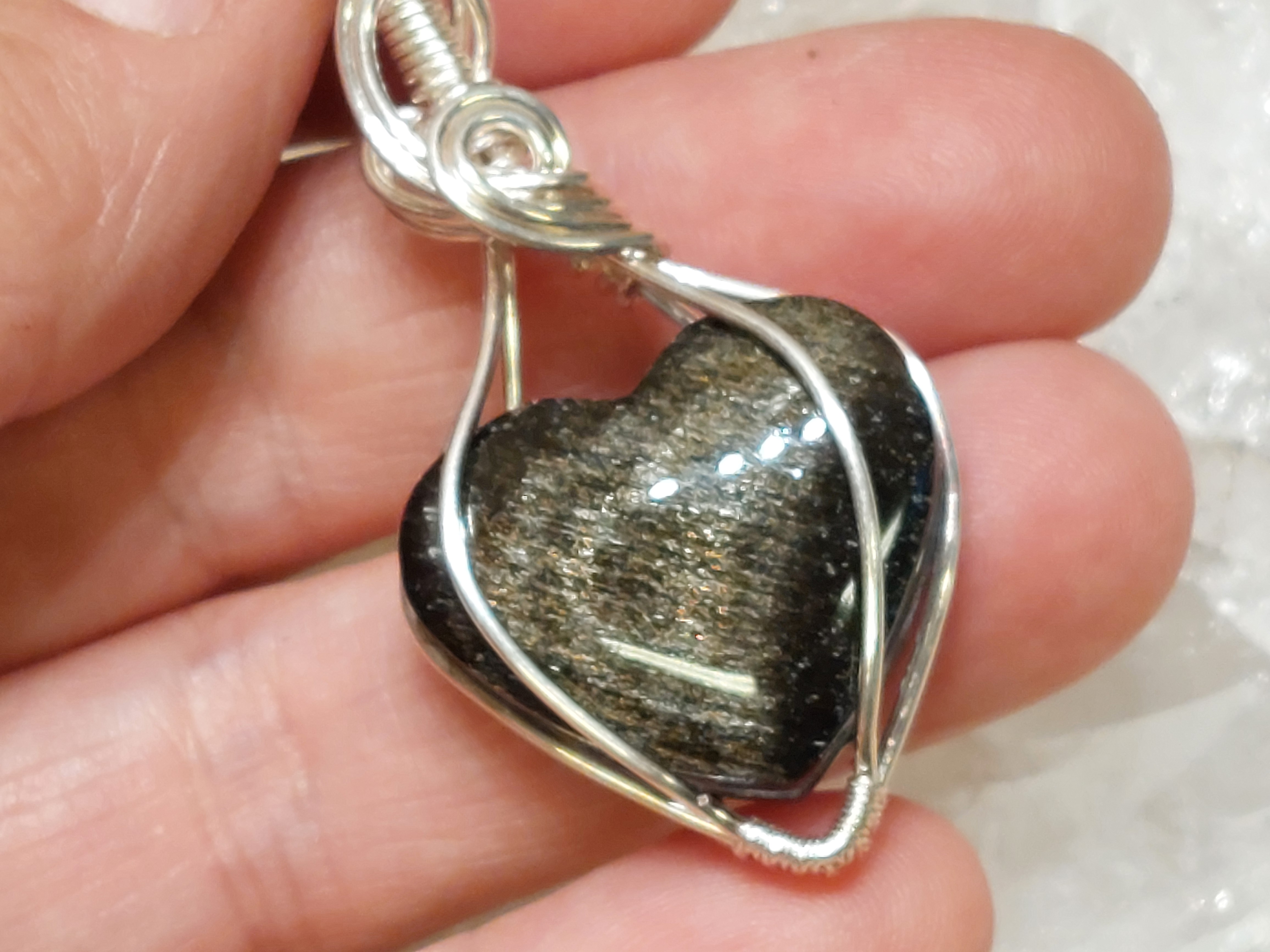 Goud obsidiaan hanger in silverfilled draad, gewrapped door Karin Keur