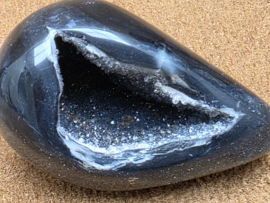 Zwarte agaat ei met geode