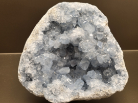 Celestiet cluster groot