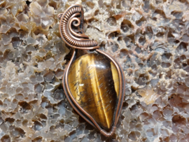 Tijgeroog hanger in koperdraad, gewrapped door Karin Keur