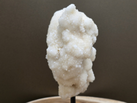 Spirit chalcedoon cluster op standaard uit Indonesië