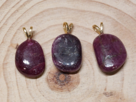 Robijn hanger met goldplated oogje