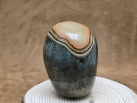 Polychroom jaspis sculptuur