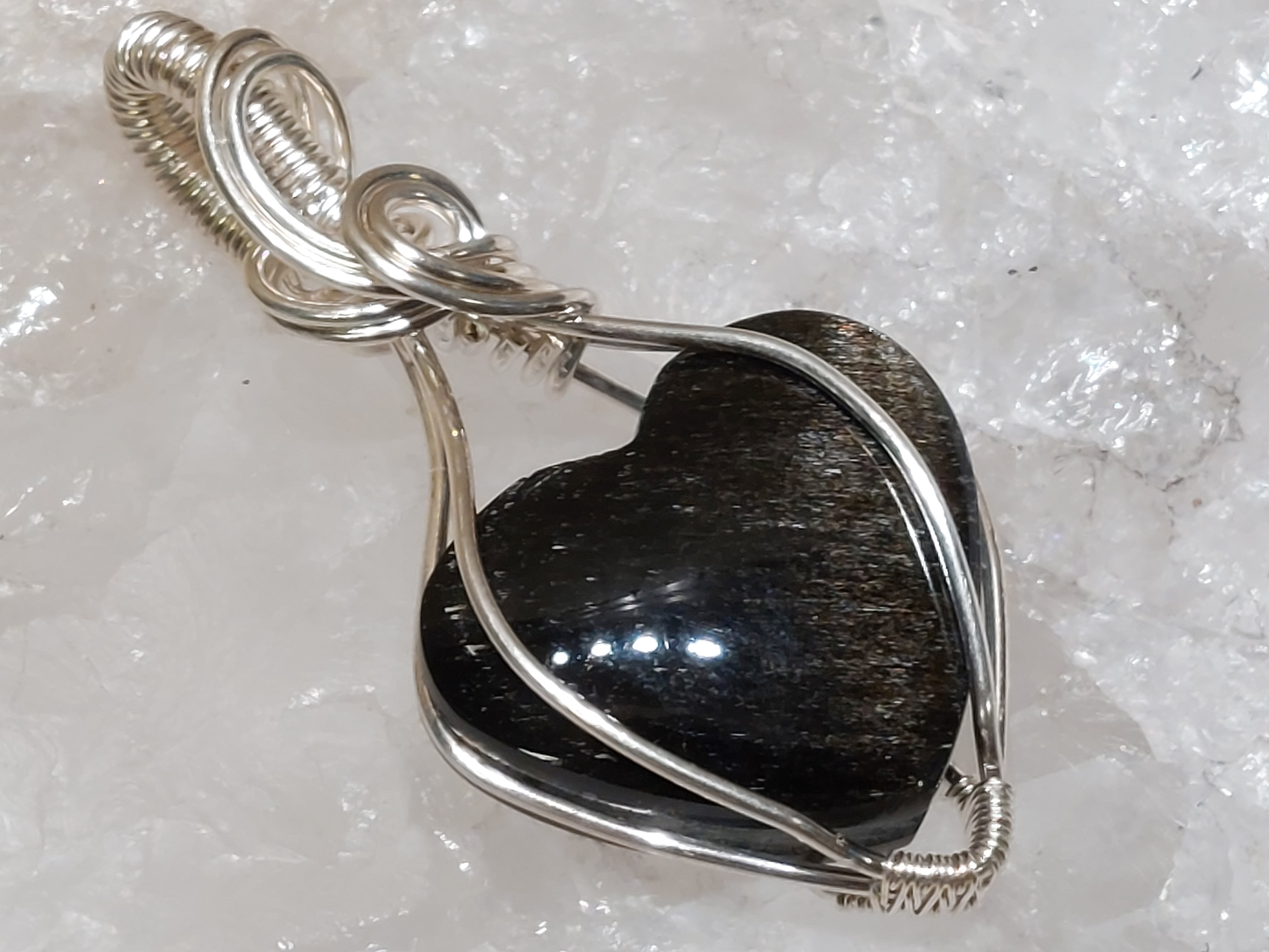 Goud obsidiaan hanger in silverfilled draad, gewrapped door Karin Keur