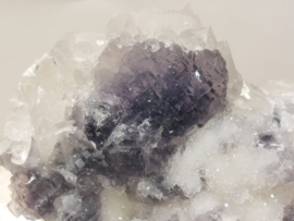 Fluoriet op druzy chalcedoon met calciet, Hunan, China