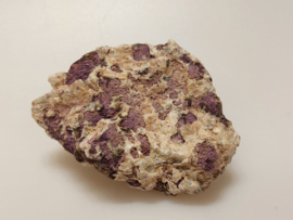 Purpuriet met albiet cluster
