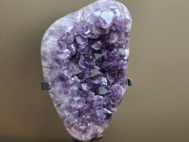 Amethist op standaard uit Brazilië