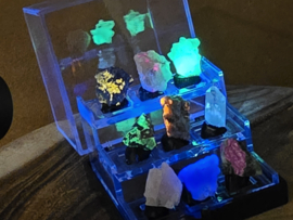 Doosje met diverse uv gevoelige mineralen