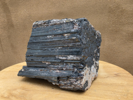 Zwarte toermalijn ruw stuk met gouden mica, hematiet en albiet