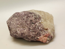 Lepidoliet met roze toermalijn cluster "unicorn stone"