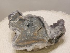 Fluoriet op druzy chalcedoon met calciet, Hunan, China