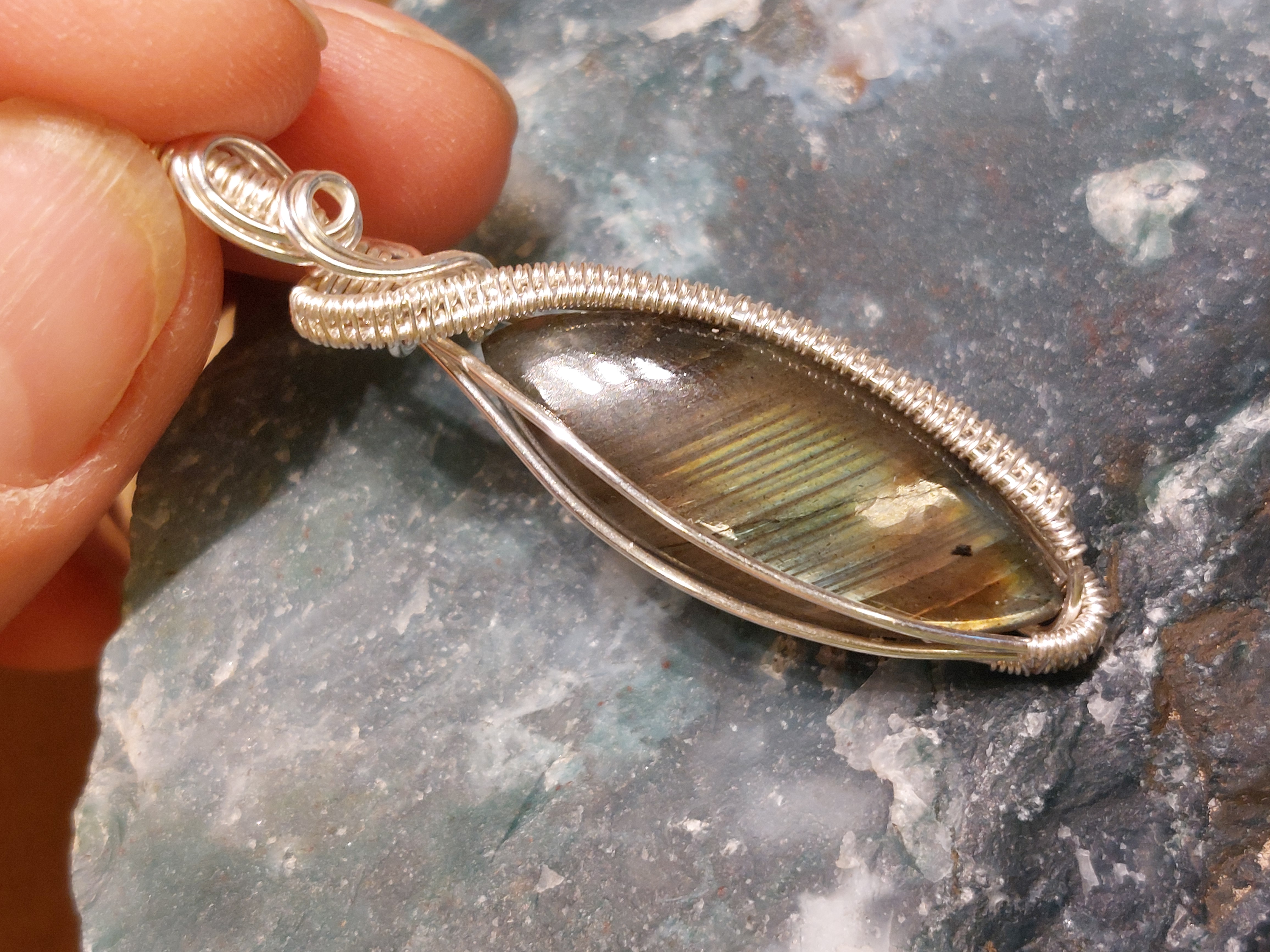 Labradoriet hanger in silverfilled draad, gewrapped door Karin Keur