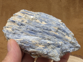 Kyaniet ruw cluster