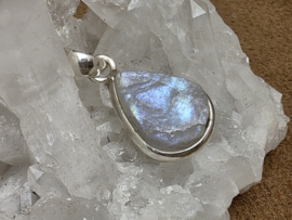 Regenboog maansteen hanger in zilver ruw