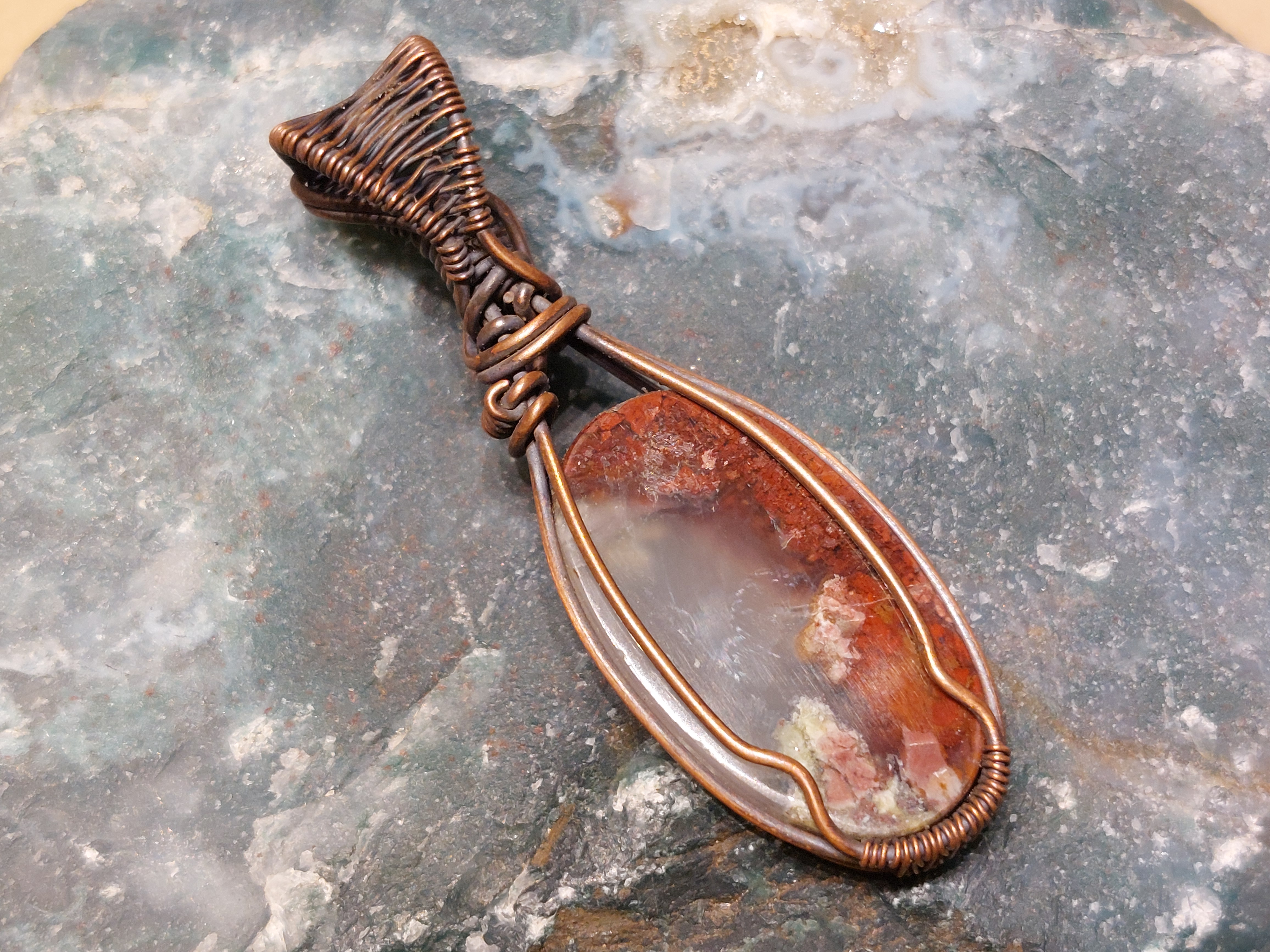 Mosagaat hanger in koperdraad, gewrapped door Karin Keur