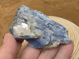 Kyaniet ruw cluster