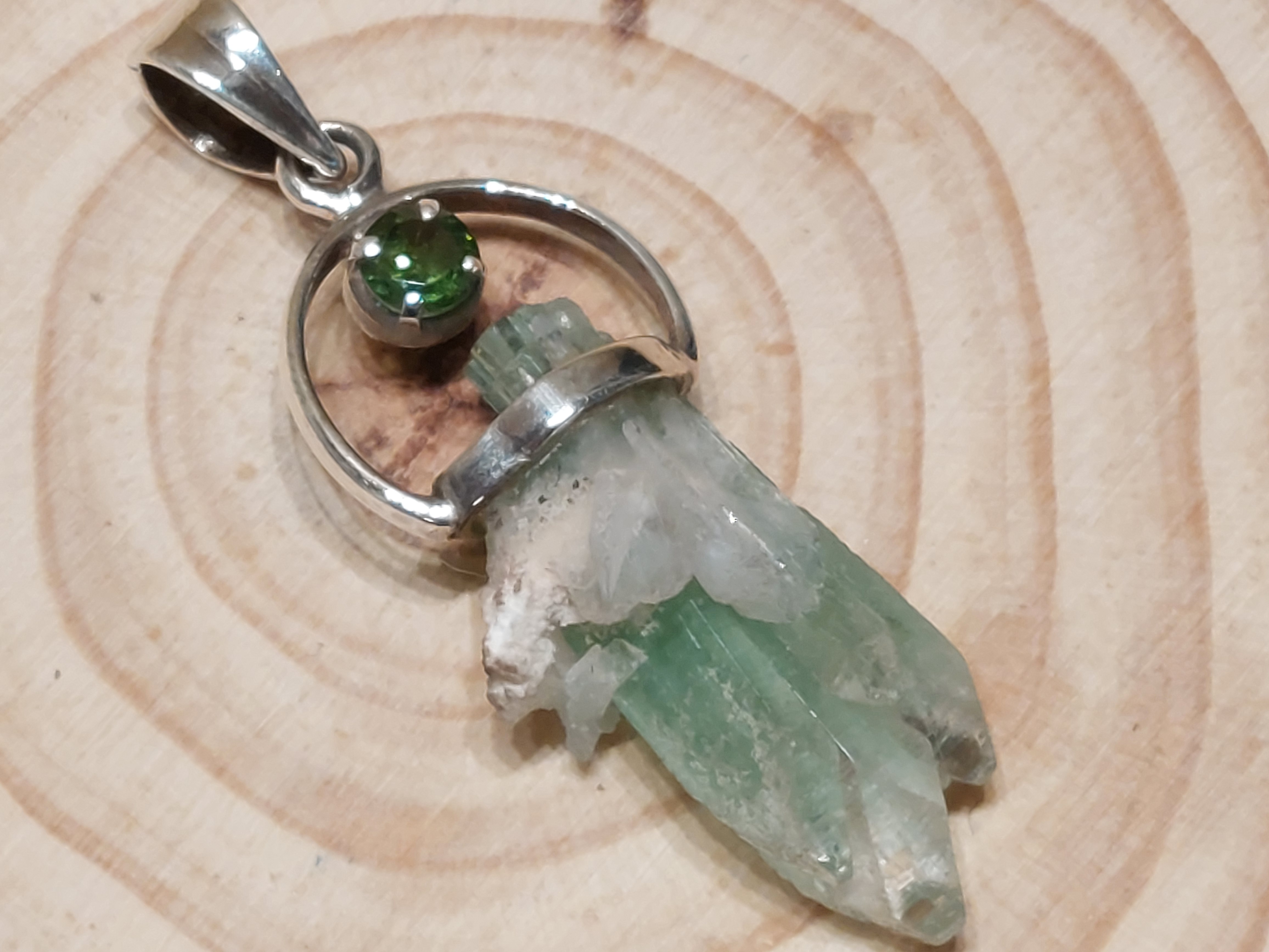 Groene apofylliet hanger in zilver ruw