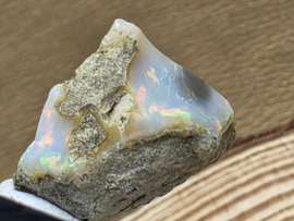 Zwarte opaal of welo opaal ruw stukje in doosje