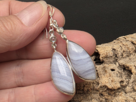 Blauwe chalcedoon of blue lace agaat oorbellen