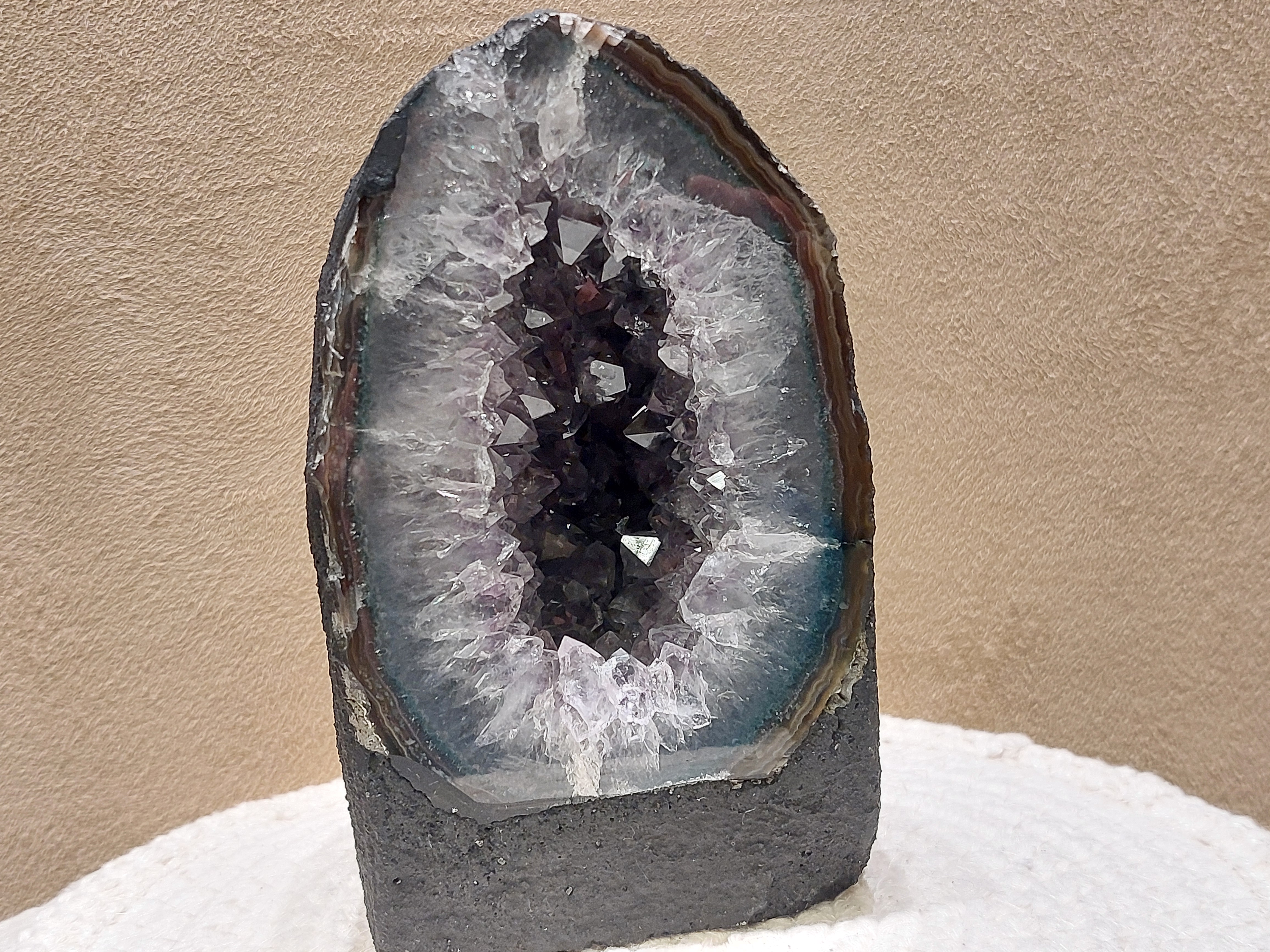 Amethist geode met chlorietinsluitingen