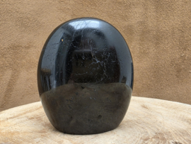 Zwarte toermalijn sculptuur