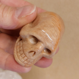 Perzik maansteen human skull