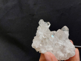 Bergkristal cluster op standaard uit Brazilië
