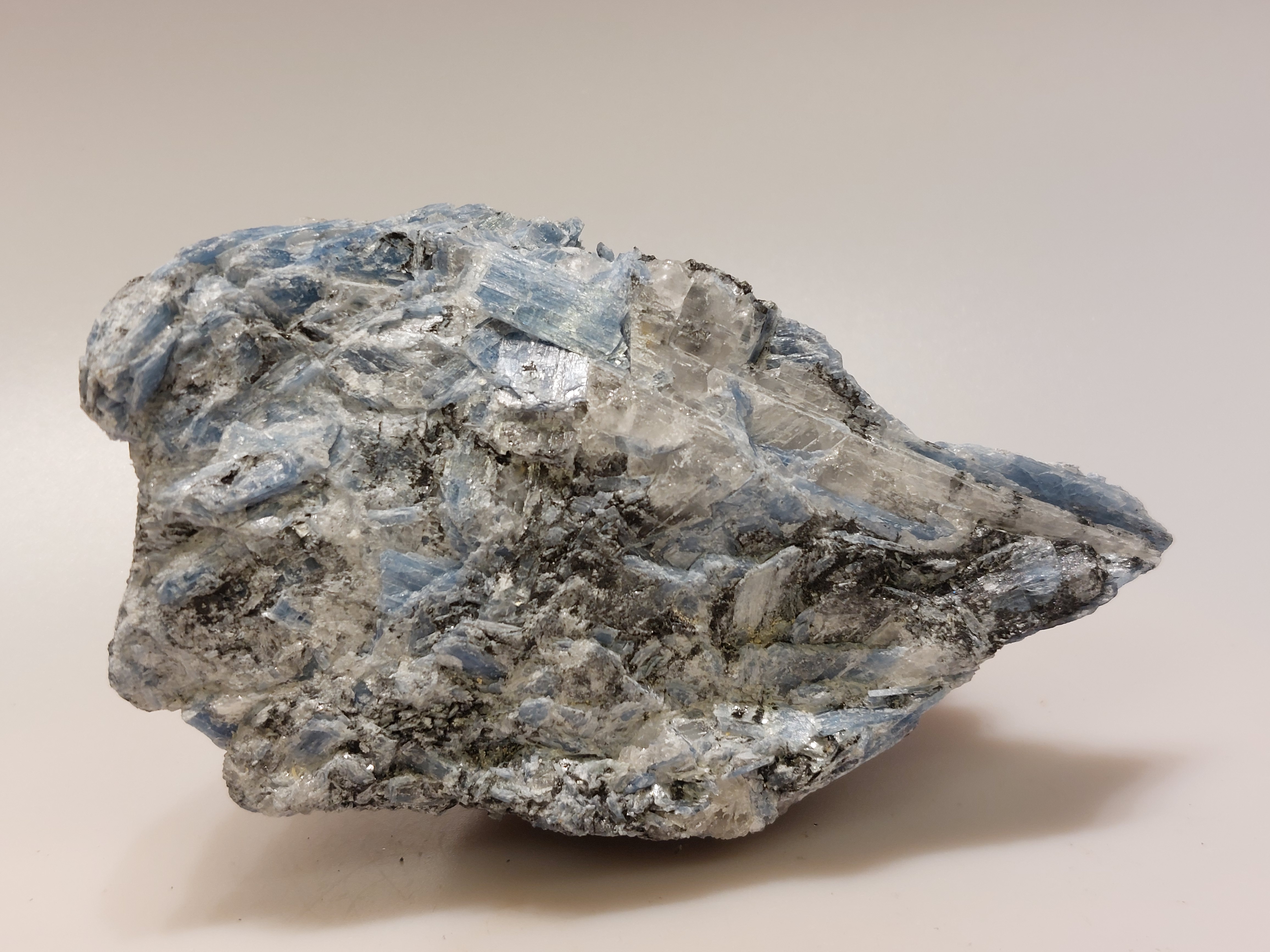 Kyaniet ruw cluster