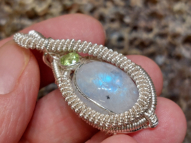 Regenboog maansteen in silverfilled draad, gewrapped door Karin Keur