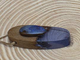 Boulder opaal hanger met walnoot hout en epoxy
