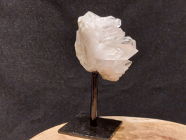 Bergkristal cluster op standaard