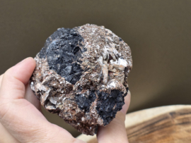 Zwarte toermalijn ruw stuk met gouden mica, hematiet en albiet