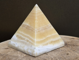 Oranje calciet piramide