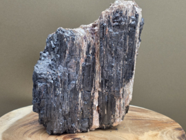 Zwarte toermalijn ruw stuk met gouden mica, hematiet en albiet