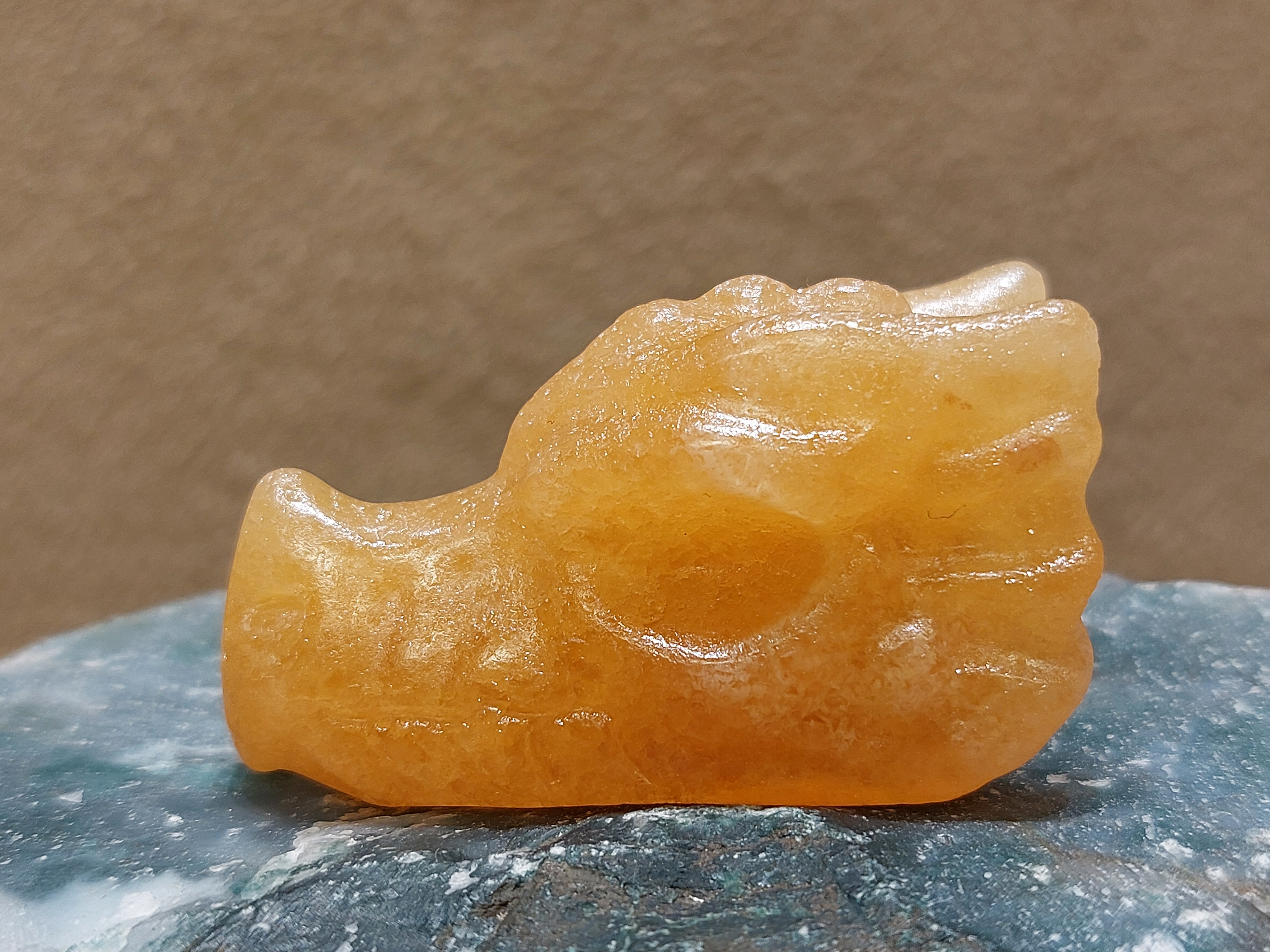 Oranje calciet draak