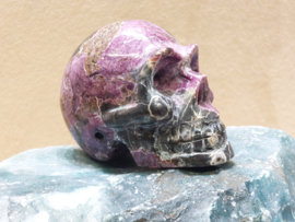 Stichtiet met serpentijn human skull, Australië