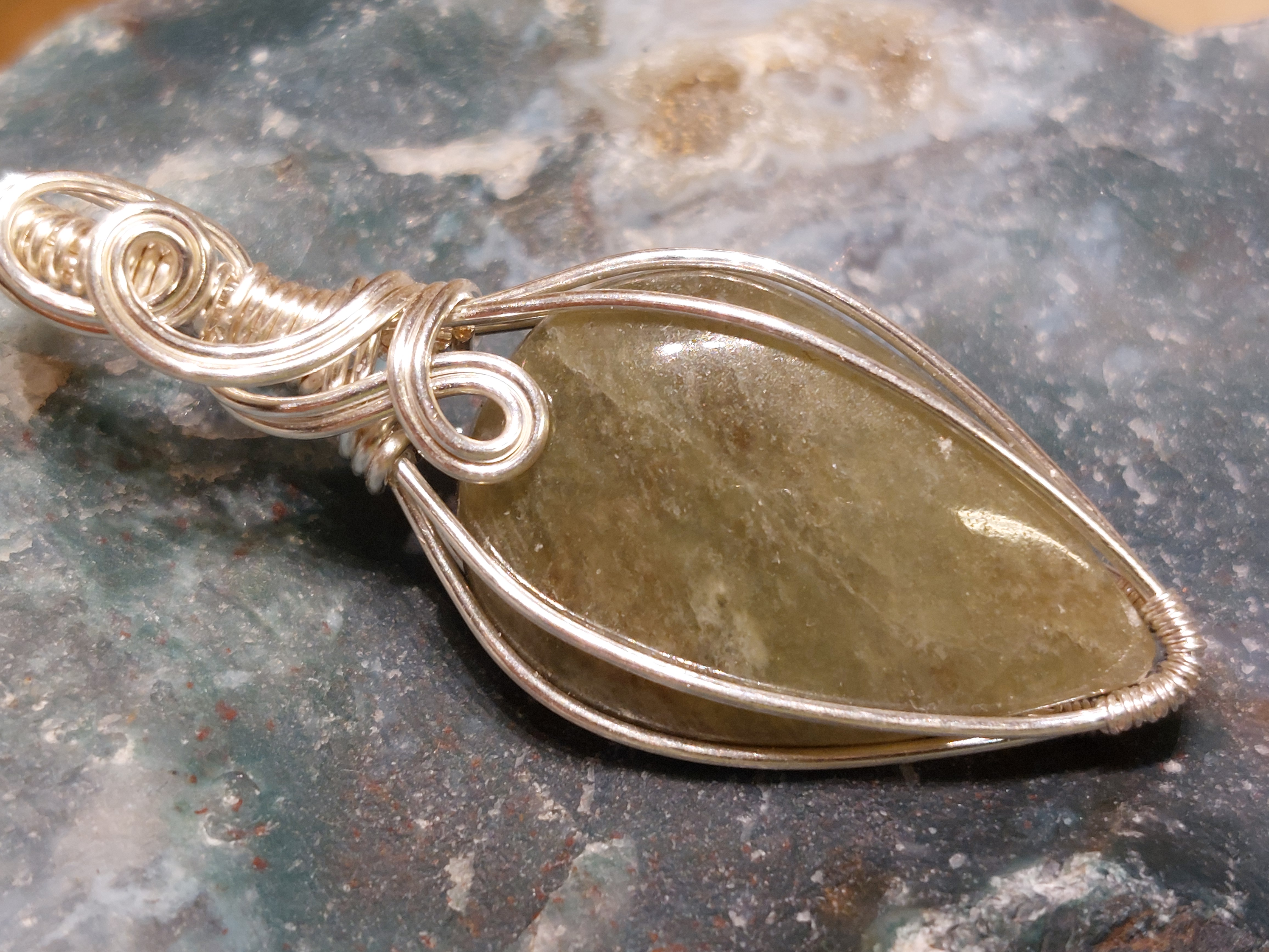 Serpentijn hanger in silverfilled draad, gewrapped door Karin Keur