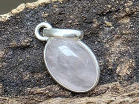 Rozenkwarts hanger in zilver