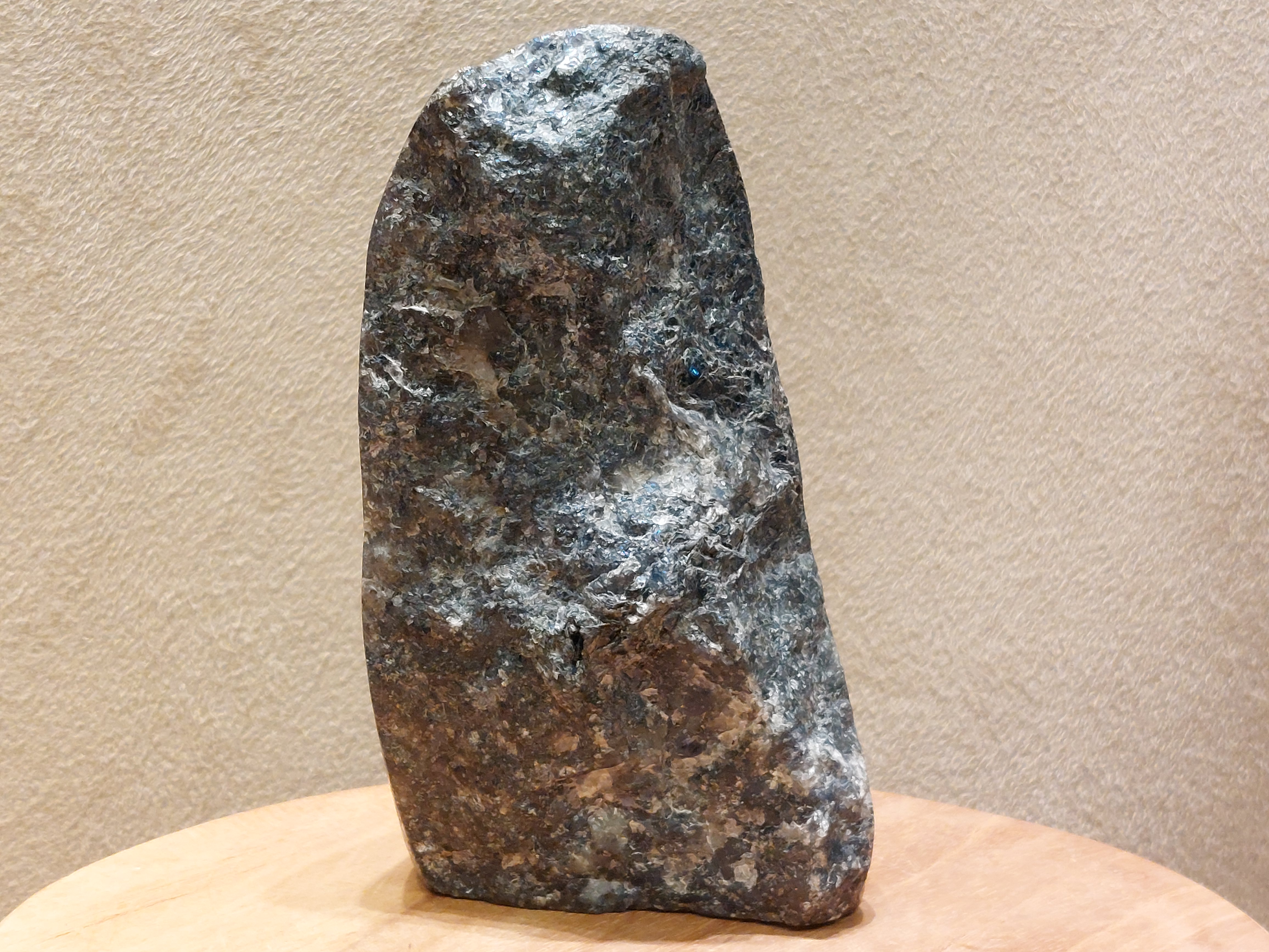 Ioliet sculptuur halfgepolijst