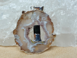 Agaat geode hanger in kneedbaar zilver met toermalijn