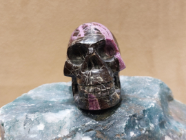 Stichtiet met serpentijn human skull, Australië