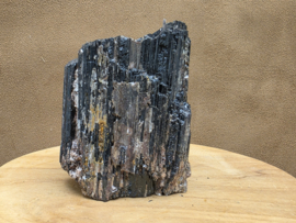 Zwarte toermalijn ruw stuk met gouden mica, hematiet en albiet