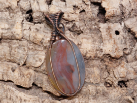 Agaat hanger in koperdraad, gewrapped door Karin Keur