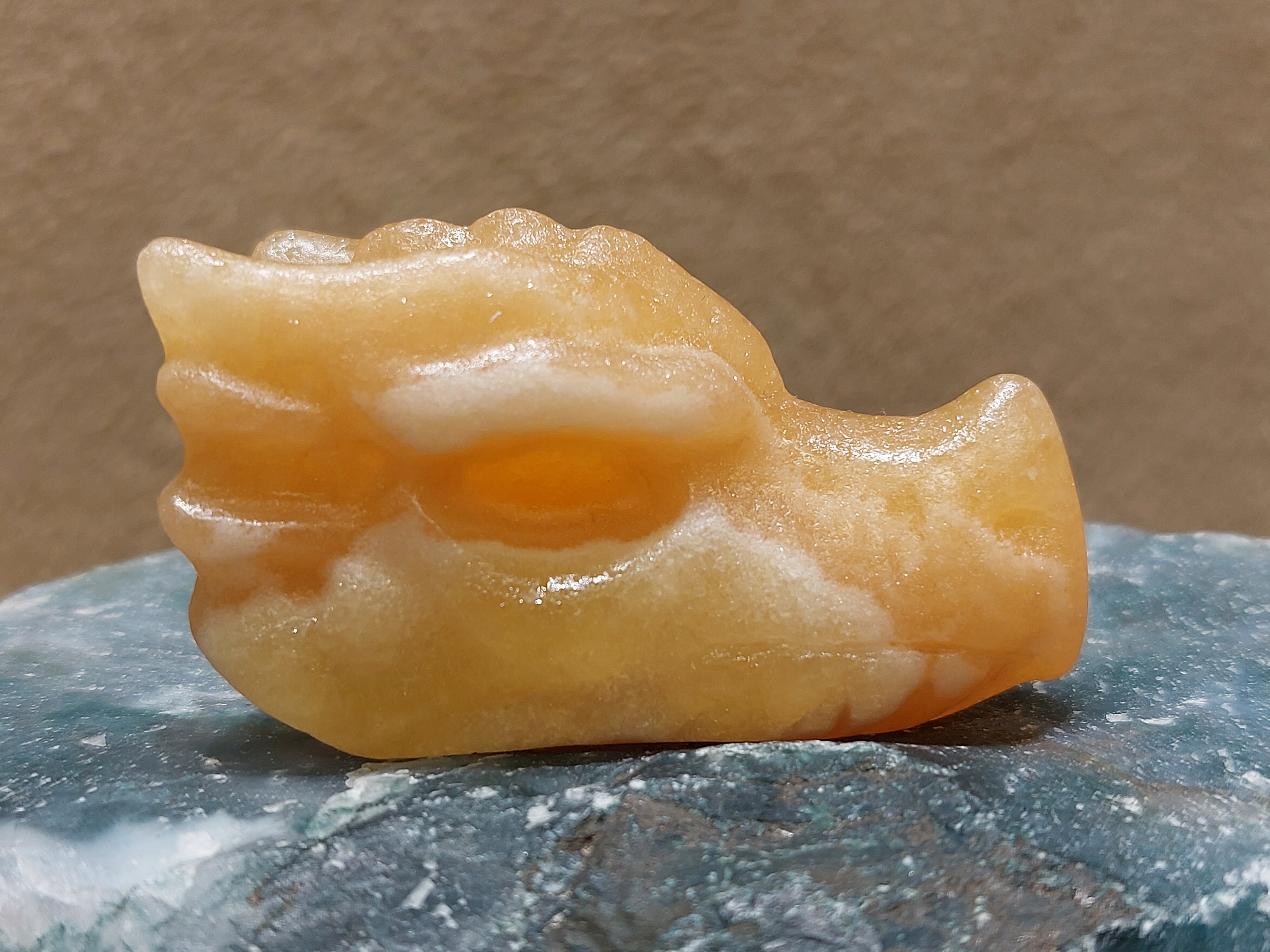 Oranje calciet draak