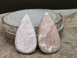 Stilbiet met scolesiet cabochons set van 2