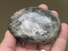 Zwarte maansteen handsteen