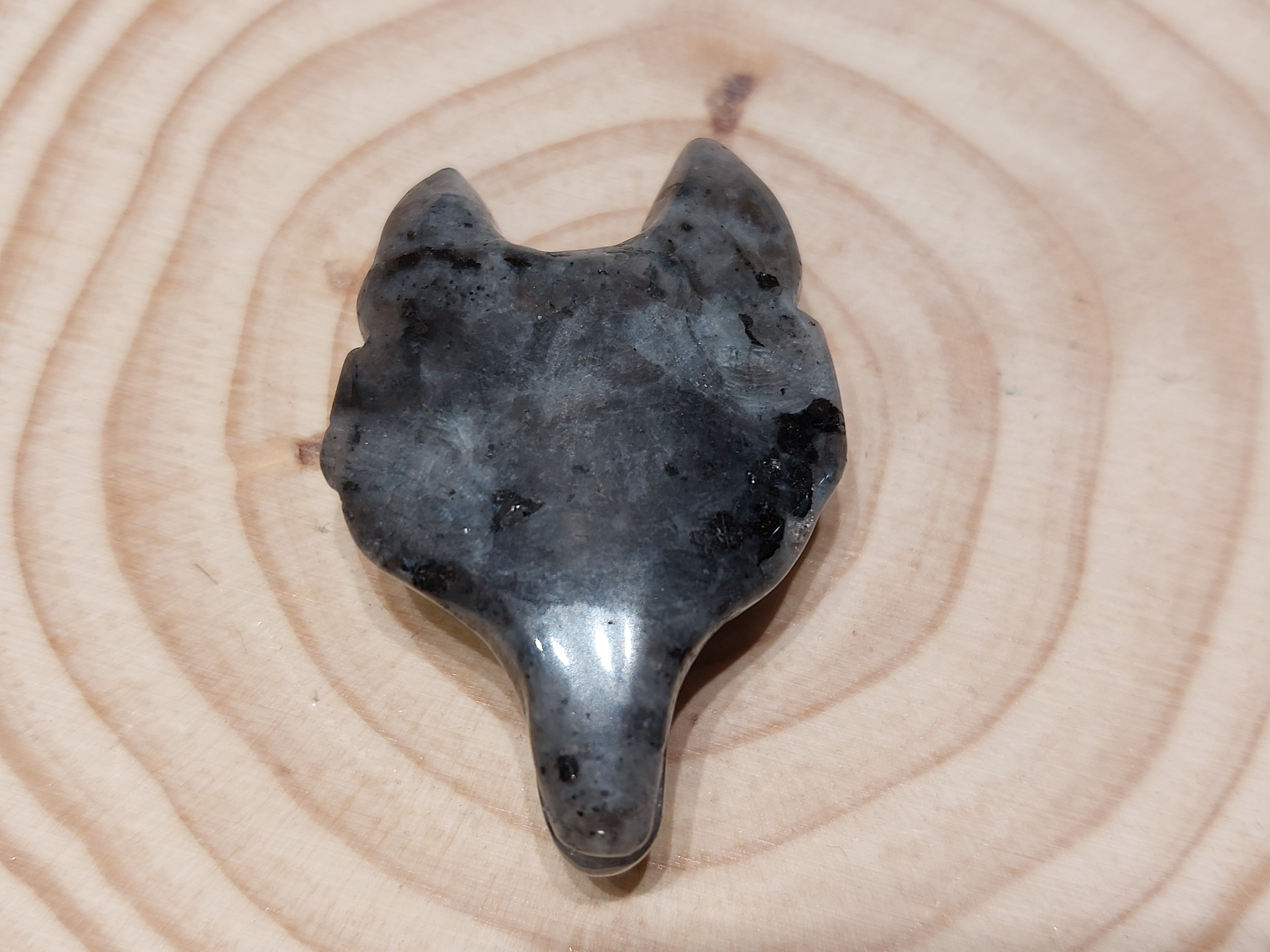 Larvikiet wolf hanger